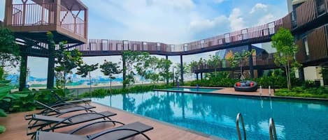 3 piscines intérieures