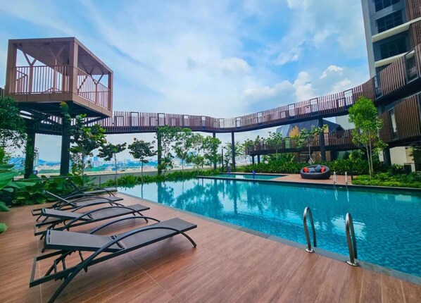 3 สระว่ายน้ำในร่ม