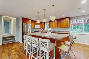 Fridge, microwave, oven, stovetop - Secluded Modern Escape in Snohomish with Private Sport Court (Snohomish)