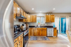 冷蔵庫、電子レンジ、オーブン、コンロ