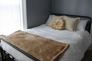 2 Schlafzimmer, Schreibtisch, Bügeleisen/Bügelbrett, Reisekinderbett