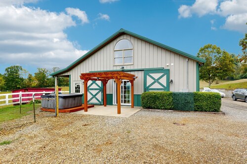 Charming Dog-friendly Home with Mountain Views, Full Kitchen & Hot tub