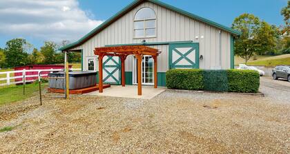 Charming Dog-friendly Home with Mountain Views, Full Kitchen & Hot tub