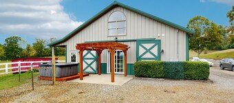 Charming Dog-friendly Home with Mountain Views, Full Kitchen & Hot tub
