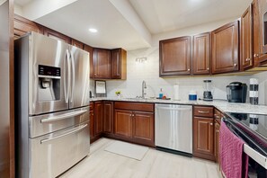 Køleskab, mikrobølgeovn, ovn, kogeplade