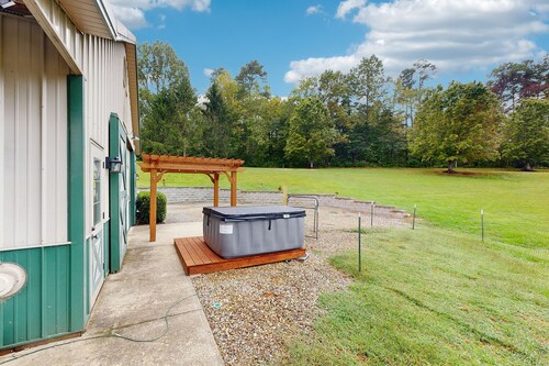 Charming Dog-friendly Home with Mountain Views, Full Kitchen & Hot tub