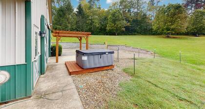 Charming Dog-friendly Home with Mountain Views, Full Kitchen & Hot tub