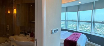 3-bedroom apartment in Centaurus Islamabad with fitness room, Fast WiFi, AC