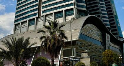 3-bedroom apartment in Centaurus Islamabad with fitness room, Fast WiFi, AC