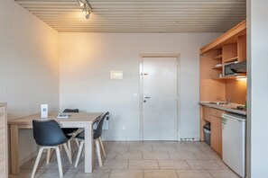 Room, 1 Bedroom | Dining