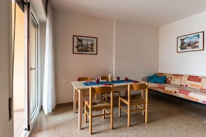 Appartement, 2 chambres, balcon, vue sur l’océan | Salle à manger
