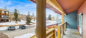 Cozy condo with mountain views, dog-friendly, and work station