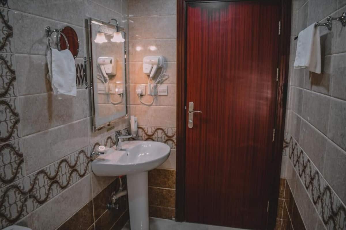Een haardroger, pantoffels, een bidet, zeep