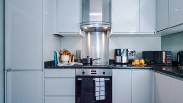 Frigorífico, microondas, horno y placa de cocina