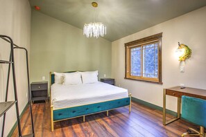 1 bedroom, desk, free WiFi, bed sheets - Enchanted Forest Suite (Kalispell)