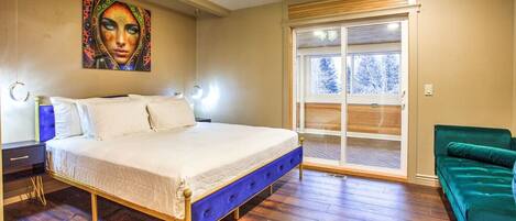 Desk, WiFi, bed sheets