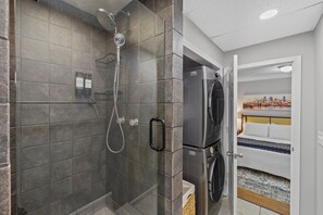 Secador de pelo, toallas, jabón y champú