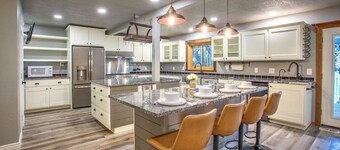 Mid Century-Modern Suite at Country Way Inn