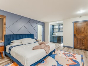 Escritorio, wifi gratis y ropa de cama 