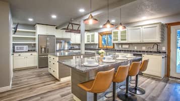 Micro-ondes, lave-vaisselle, cafetière/bouilloire, grille-pain