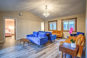 Smart TV, fireplace - Cottage Suite at Country Way Inn (Kalispell)