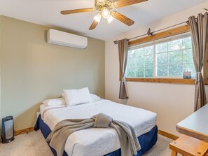 Desk, free WiFi, bed sheets - Cottage Suite at Country Way Inn (Kalispell)