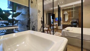 Phòng đôi Elite, 1 giường cỡ king, bồn tắm nước nóng, quang cảnh sa mạc | Phòng tắm | Vòi sen/bồn tắm kết hợp, vòi sen thủy lực 