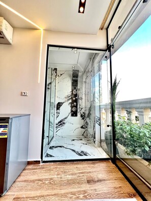 Deluxe Double Room, Mountain View | Bathroom | Combined shower/tub, hydromassage showerhead, free toiletries - Pyramids Moon Hotel  (Giza)