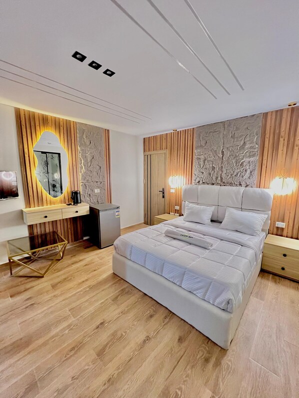 Elite Double Room, 1 King Bed, Hot Tub, Desert view