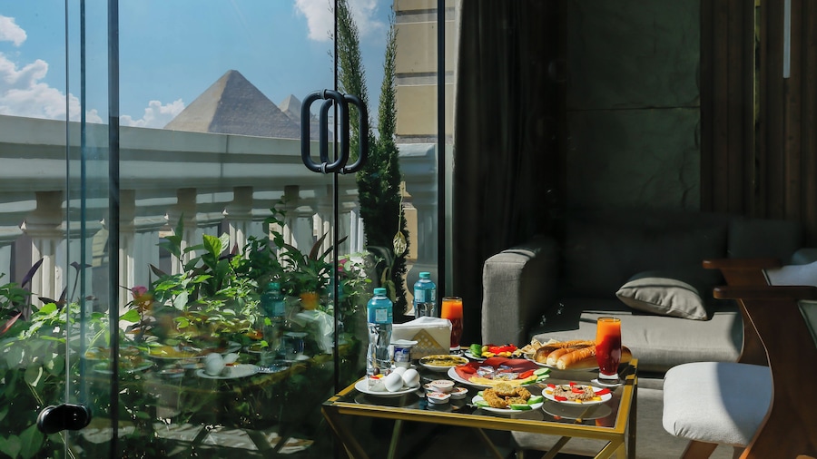 Pyramids Moon Hotel