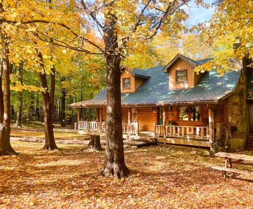 15 min from Louisville • KING Bed • Spacious & Private • 9 Person Luxury Hot tub