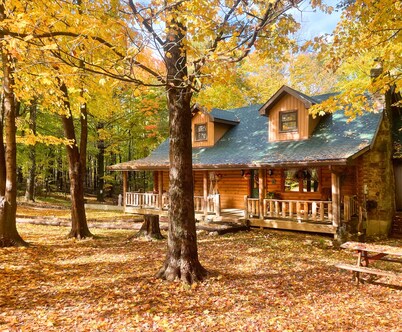 15 min from Louisville • KING Bed • Spacious & Private • 9 Person Luxury Hot tub