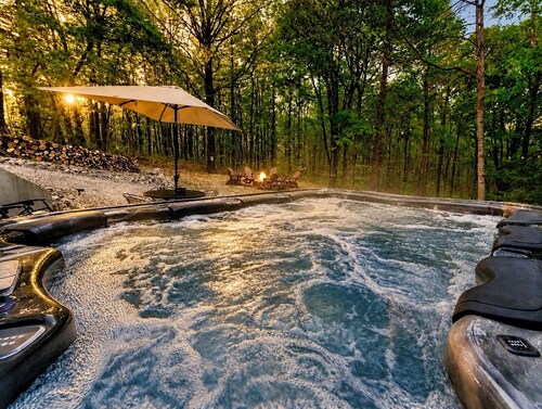 15 min from Louisville • KING Bed • Spacious & Private • 9 Person Luxury Hot tub