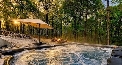 15 min from Louisville • KING Bed • Spacious & Private • 9 Person Luxury Hot tub