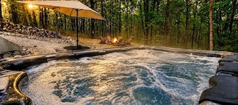 15 min from Louisville • KING Bed • Spacious & Private • 9 Person Luxury Hot tub