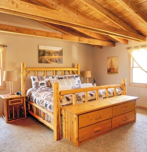 4 habitaciones, escritorio y tabla de planchar con plancha 
