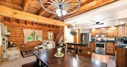 15 min from Louisville • KING Bed • Spacious & Private • 9 Person Luxury Hot tub