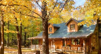 15 min from Louisville • KING Bed • Spacious & Private • 9 Person Luxury Hot tub