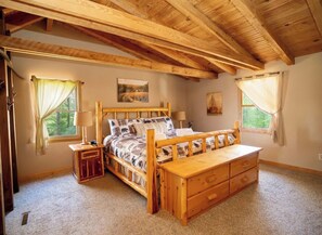 4 makuuhuonetta, työpöytä, silitysrauta/-lauta, vauvan matkasänky