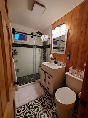 Een douche, een haardroger, een bidet, handdoeken