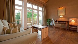Superior Double Room, Garden View | Living area | TV - Bio- und Gesundheitshotel Gutshaus Parin (Damshagen)