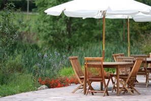 Outdoor dining - Bio- und Gesundheitshotel Gutshaus Parin (Damshagen)