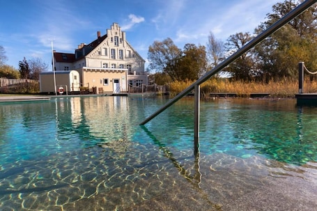 Una piscina al aire libre