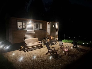 Terrace/patio - Luxury Shepherds Hut set in a Countryside Setting (Southampton)