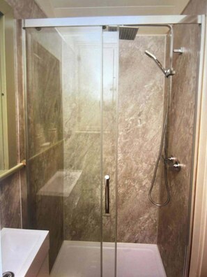 Cabin | Bathroom | Shower, free toiletries, hair dryer, towels - Luxury Shepherds Hut set in a Countryside Setting (Southampton)