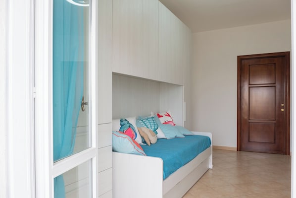 2 bedrooms, iron/ironing board, bed sheets