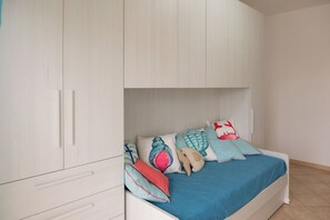 2 habitaciones, tabla de planchar con plancha y ropa de cama 