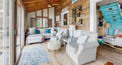 Charming Oceanfront Home with Stunning Water Views and Wifi