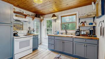 Fridge, oven, stovetop, coffee/tea maker