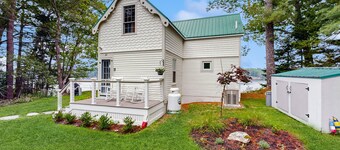 Charming Oceanfront Home with Stunning Water Views and Wifi